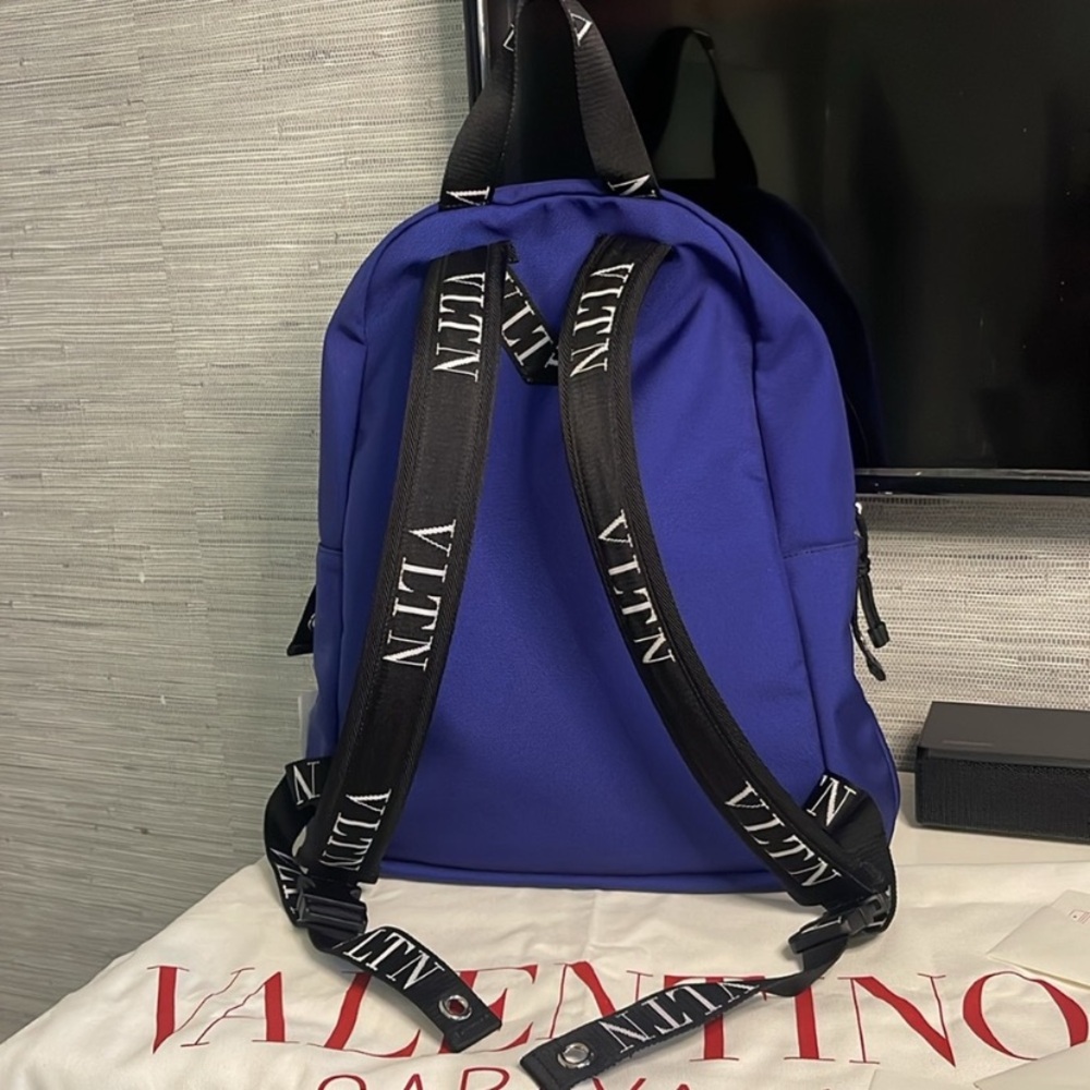 NEW‼️ Valentino Garavani Logo-Print Backpack - Picture 5 of 13